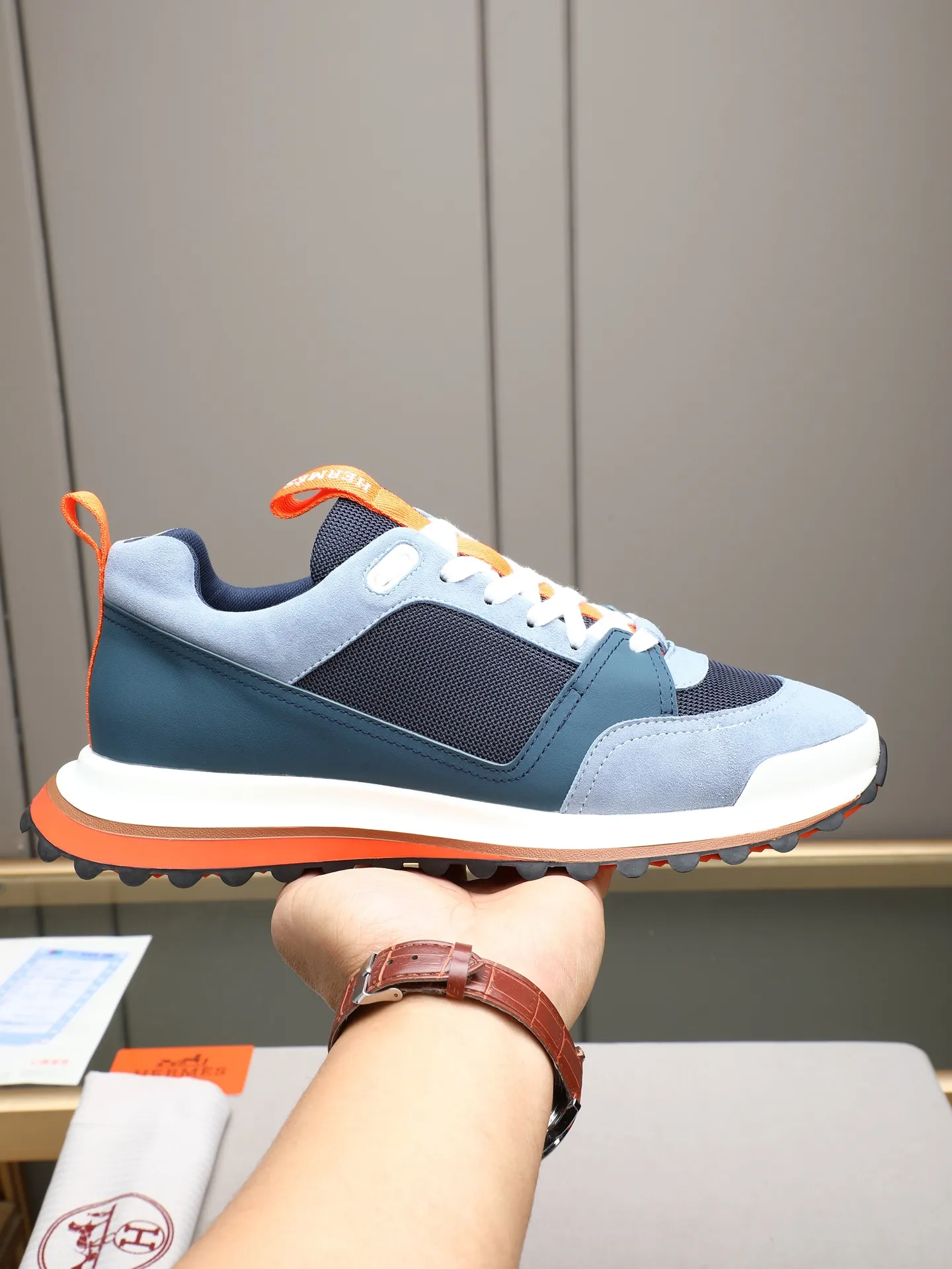 PP680【Hermes】fe new arrival~New Bouncing sneakers are the most comfortable shoes from Hermès. They are extremely light on the feet and look great. You won’t feel tired even when you go shopping and running around. 👍Very light and comfortable. Extremely light. Perfect for both sports and leisure. They feel great when you step on them! It’s up to you to choose, there’s always what you want~ ✔️Fabric: Imported first-layer cowhide ✔️Inner lining: Imported water-dyed cowhide ✔️Outsole: Seamless combination of IP+TPU (multi-color letters) German technology irradiation machine ✔️Code number: Male 38-44 (45 customized)